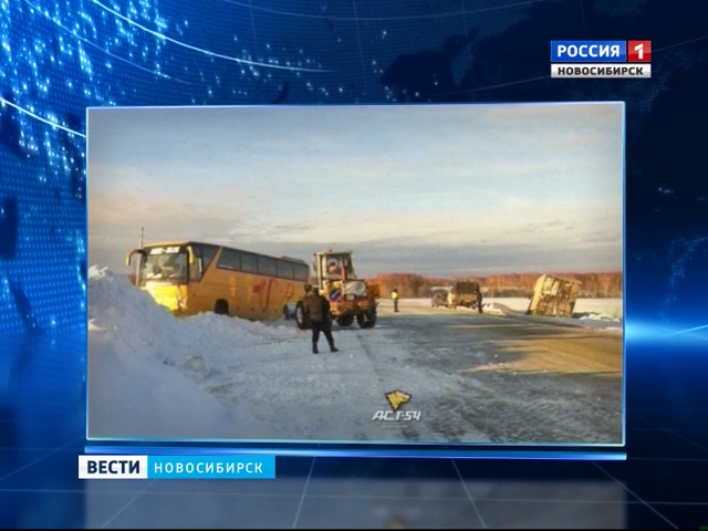 Рейсовый автобус Бийск-Томск врезался в грейдер на новосибирской трассе