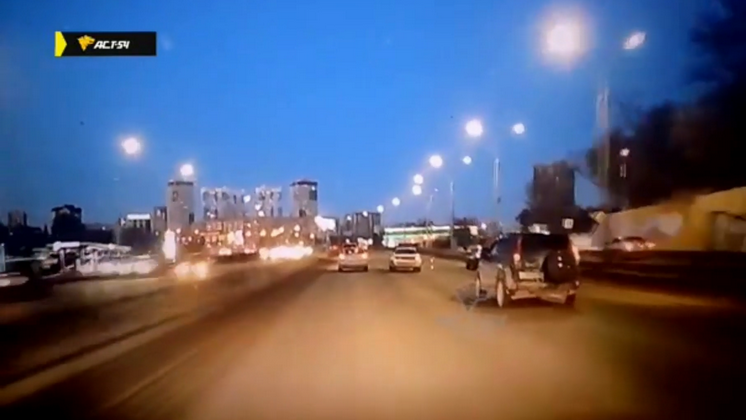 В Новосибирске у едущего автомобиля оторвался капот и улетел в другие машины