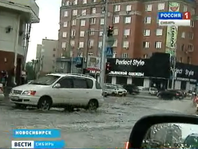 Сильнейший ливень парализовал движение на улицах Новосибирска
