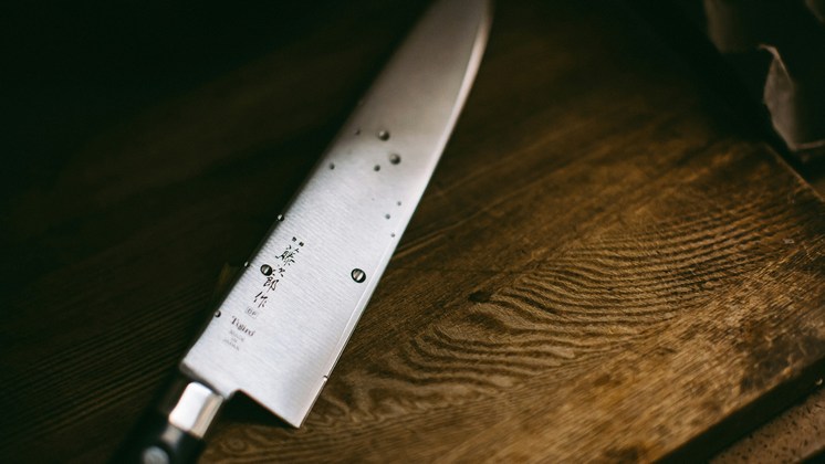28-летний новосибирец во время застолья вонзил нож в живот собутыльнику