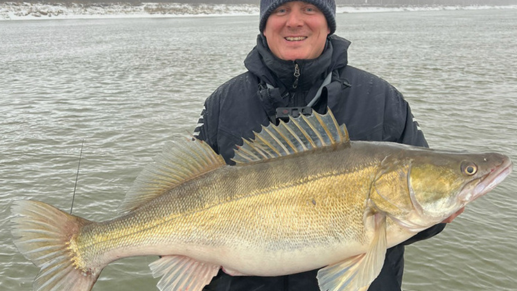 Новосибирский рыбак поймал большого судака весом более 10 килограммов