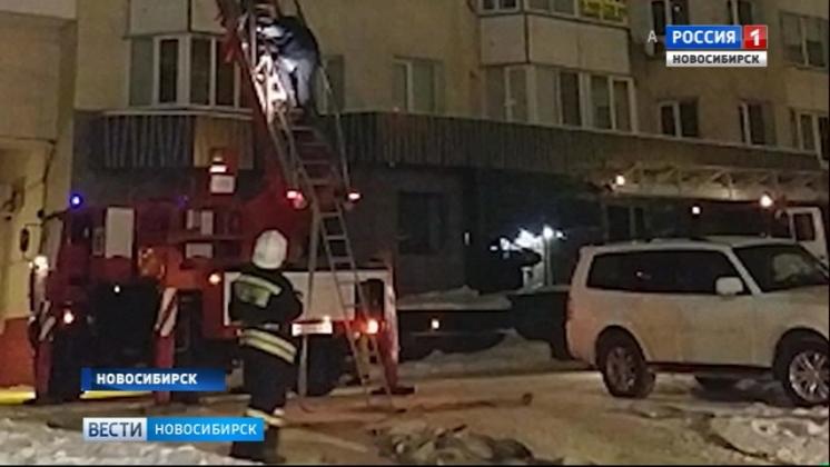 Новосибирские пожарные спасли более 50 человек из горящего дома 