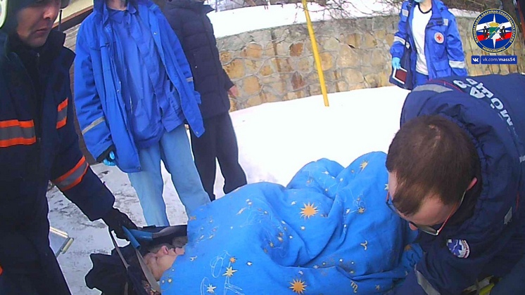 В Новосибирске спасатели помогли упавшей с лестницы в подвал 62-летней женщине