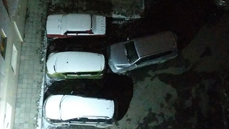 В Новосибирске водитель внедорожника запер соседей на парковке