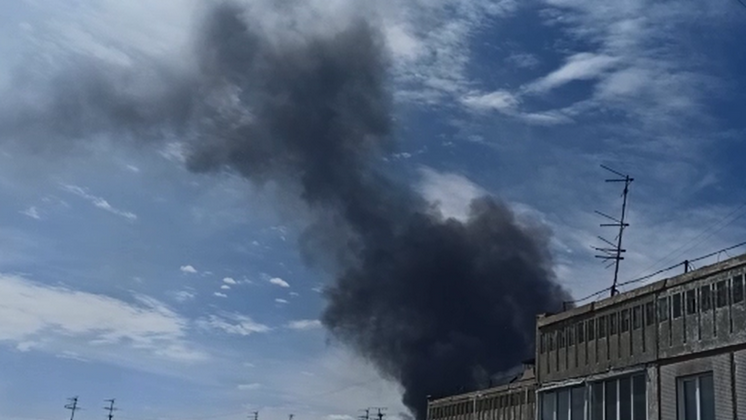 Чёрный дым: в Новосибирске горят складские помещения