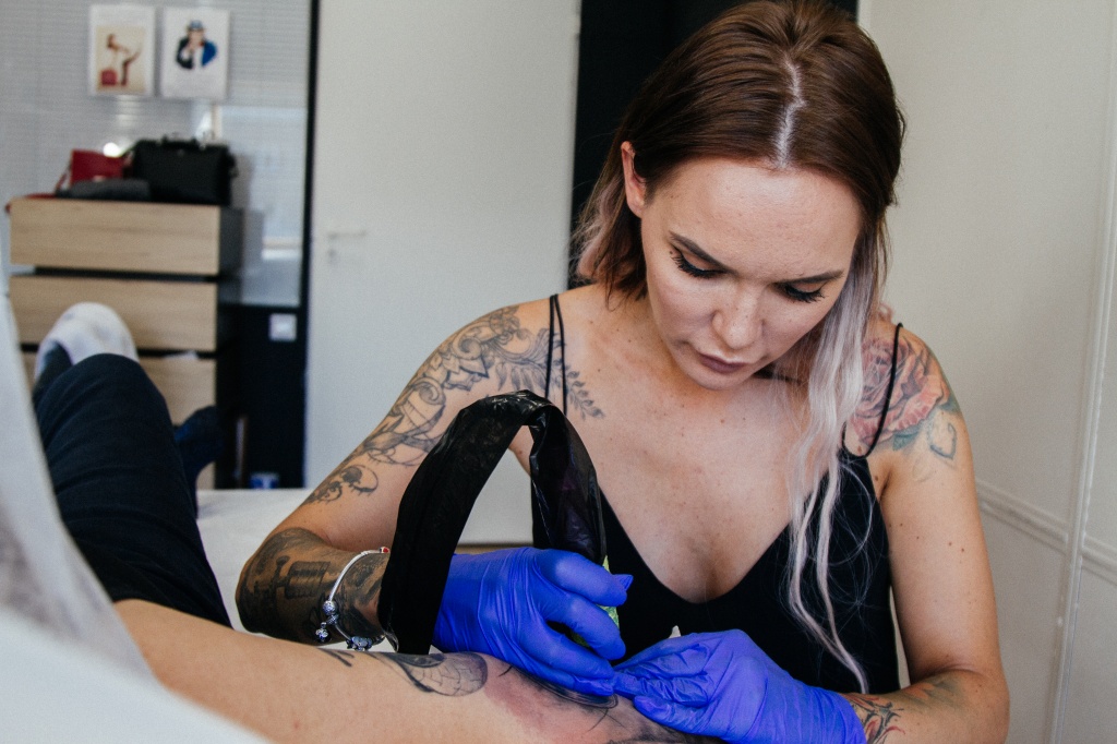 Екатерина Дьякова начала заниматься татуировками 8,5 лет назад. В 12 лет Катя поняла, что хочет себе татуировку, всегда рисовала татуированных людей. Тогда она и не догадывалась, что посвятит себя этому.