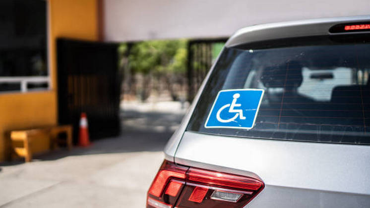 В Новосибирске суд заставил ТСЖ выделить места для парковки машин инвалидов