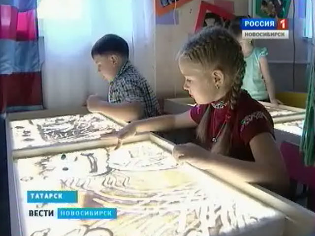 Юных жителей Татарска учат рисовать песочные мультфильмы