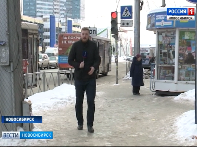 Жители Новосибирска пожаловались на неочищенные тротуары на площади Маркса 