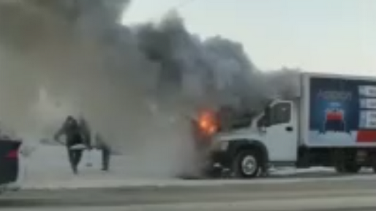 В Ленинском районе Новосибирска загорелся грузовик