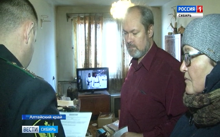 В Барнауле жителей трехкомнатной квартиры выселили в общежитие из-за долгов за коммуналку