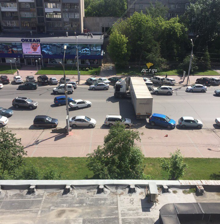 В Новосибирске попавшая в ДТП фура перекрыла движение по Красному проспекту