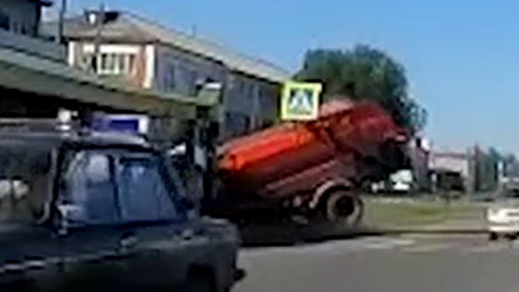 В Новосибирской области грузовик улетел в кювет 