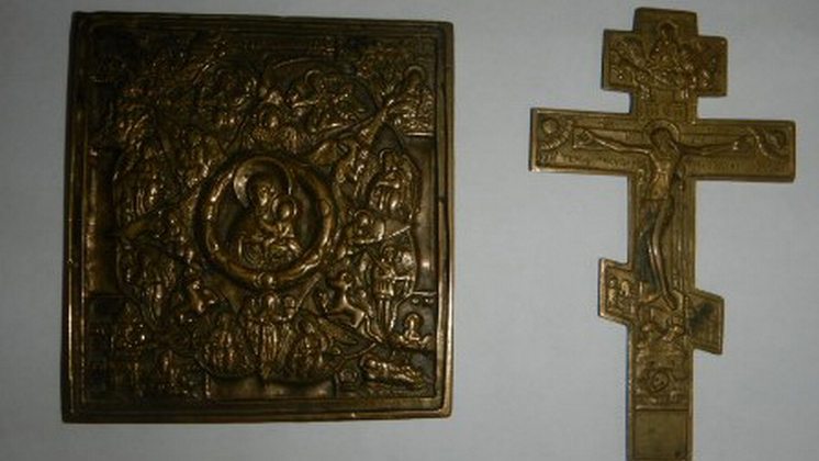 В Новосибирске авиапассажир попытался незаконно вывезти в Турцию икону и крест