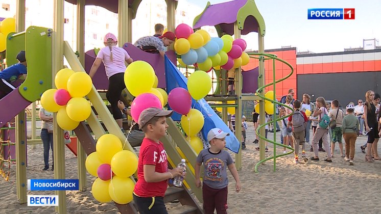 Современную площадку с каруселями открыли в Ленинском районе Новосибирска