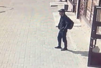 Полиция Новосибирска просит опознать грабителя по видео