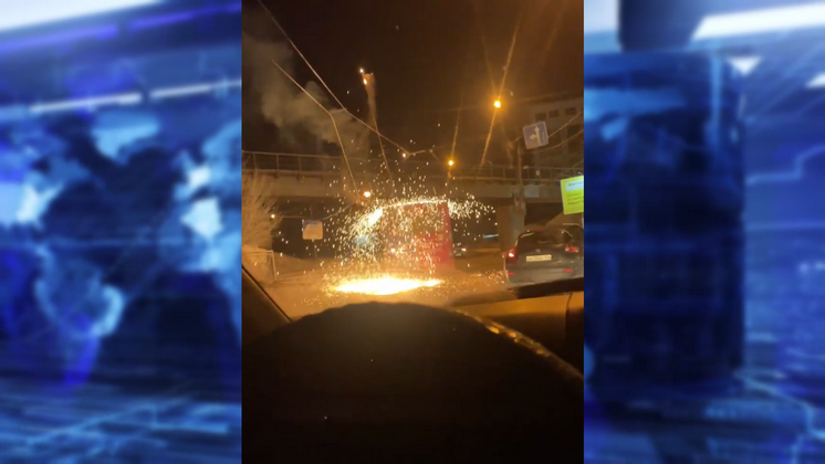 Троллейбус устроил эпичный ночной фейерверк на дороге в Новосибирске