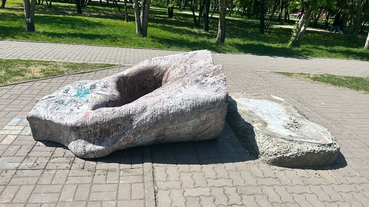 В Новосибирске рабочие уронили популярное среди горожан Сердце в Первомайском сквере