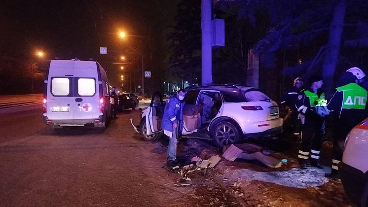 В Новосибирске пассажир Infiniti погиб от удара автомобиля о фонарный столб