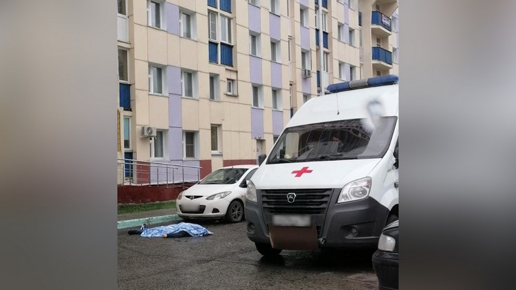 Разбился насмерть при падении из окна многоэтажки житель Новосибирска