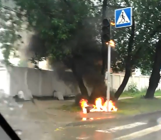 В Новосибирске светофор загорелся после удара молнии