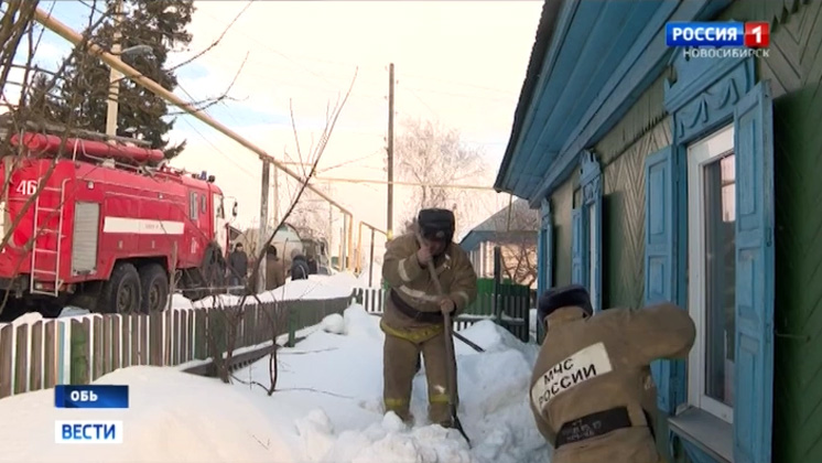 Спасатели в ходе акции помогают новосибирским ветеранам и труженикам тыла