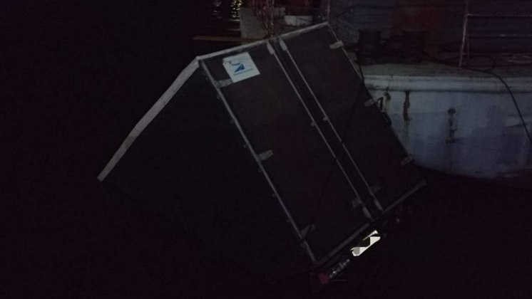 «Газель» скатилась в реку на набережной в Новосибирске