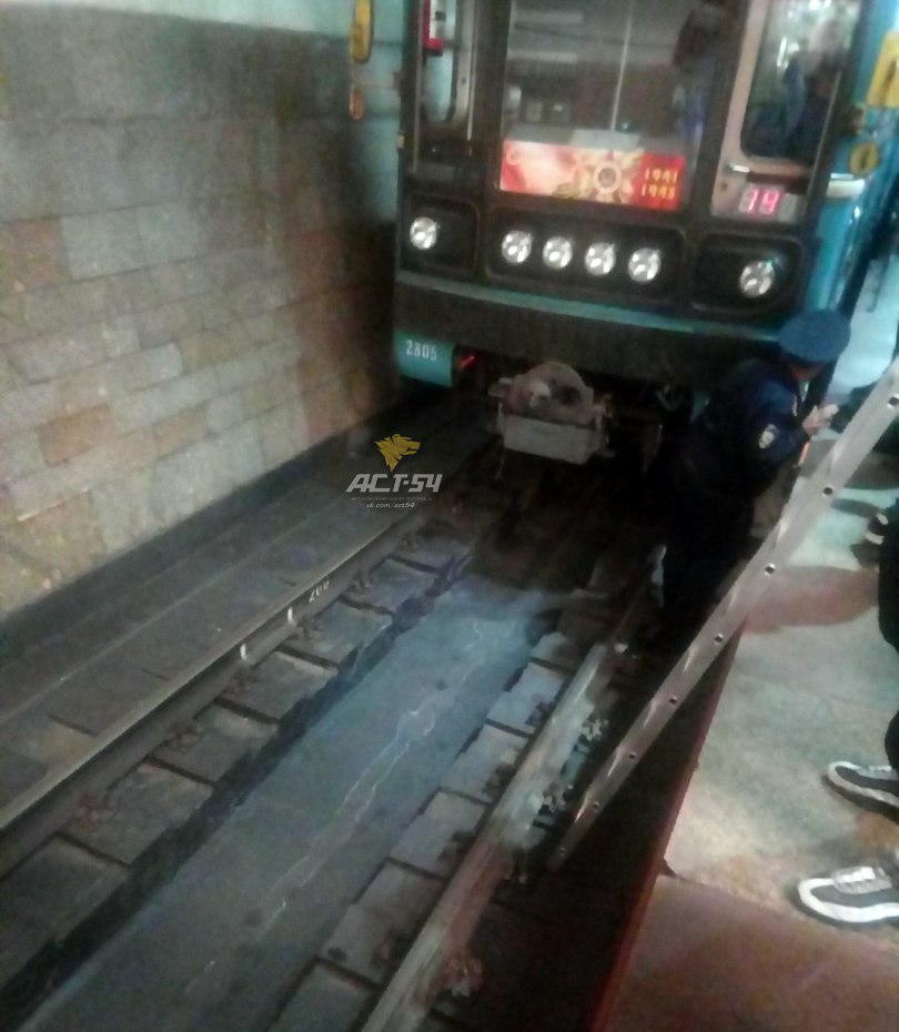 Молодой человек упал на рельсы в метро в Новосибирске