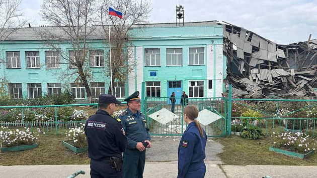 Замглавы администрации предъявили обвинение за обрушение школы в Татарске
