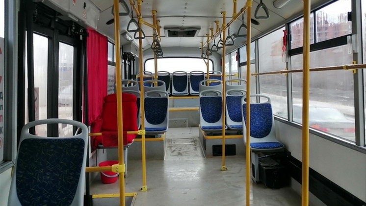 В Новосибирске пассажирка автобуса №30 обвинила кондуктора в избиении терминалом