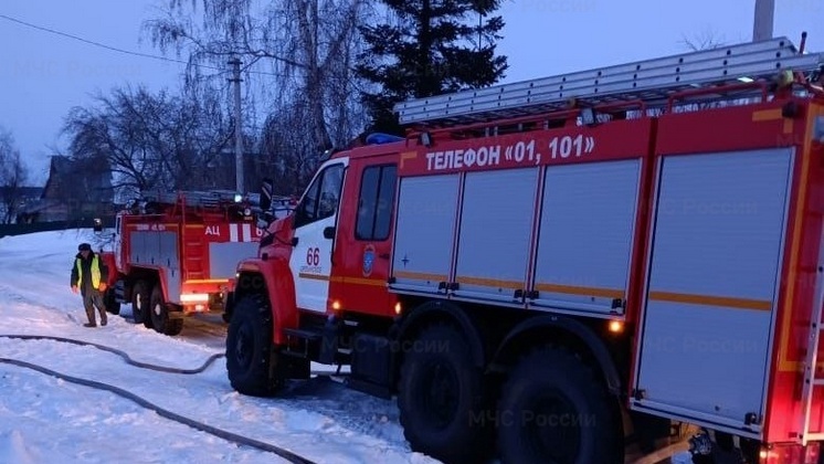 В Новосибирской области семья с двумя детьми спаслась из горящего дома