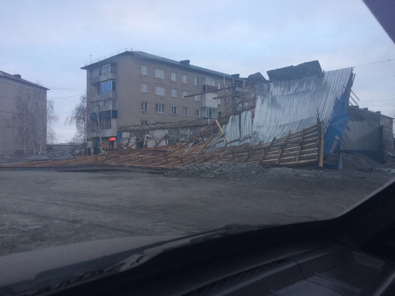 В Новосибирской области штормовой ветер сносит остановки и деревья