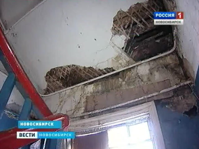 Жители ветхого дома на Серафимовича не ремонтируют крышу, чтобы не лишиться статуса аварийности
