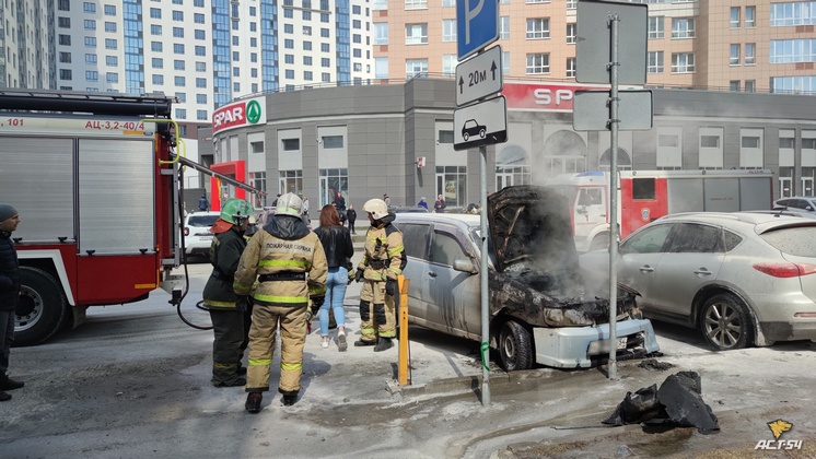 В Центральном районе Новосибирска сгорела иномарка