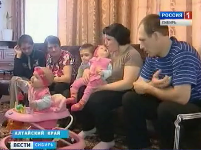 Алтайская семья с разделенными сиамскими близнецами не дождалась помощи властей
