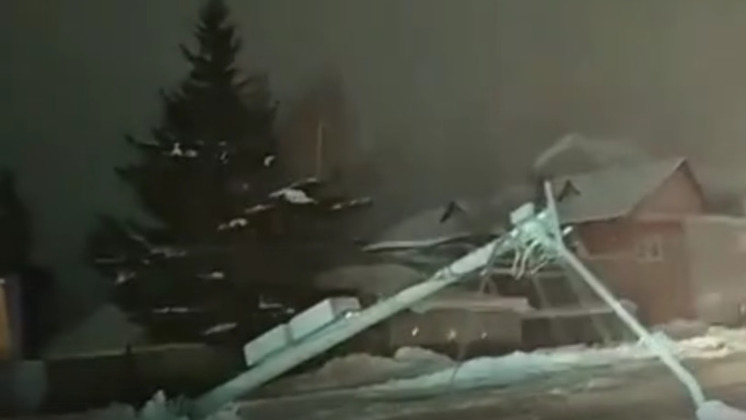 Фонарный столб упал на дорогу и затруднил движение в Новосибирске