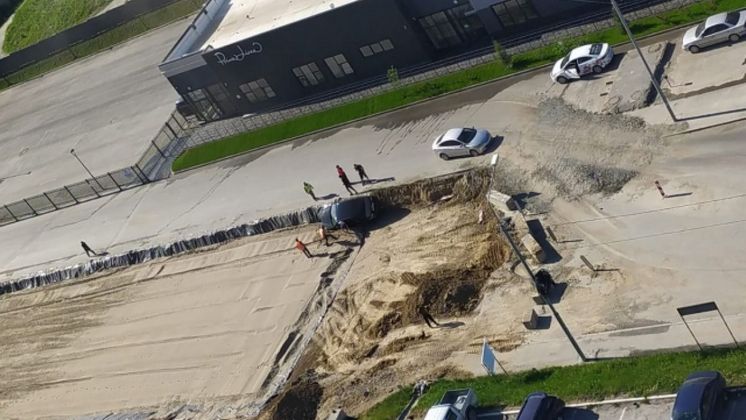 В Новосибирске автомобилист упал в неогороженную строительную яму