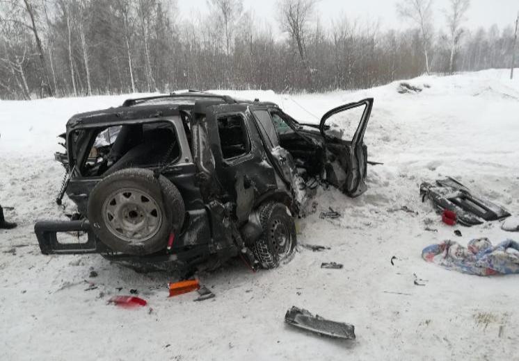 Крупная авария в Новосибирской области: столкнулись две легковушки и фура (видео)
