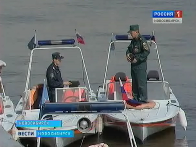 Речники спускают суда на воду, чтобы испытать перед летним сезоном