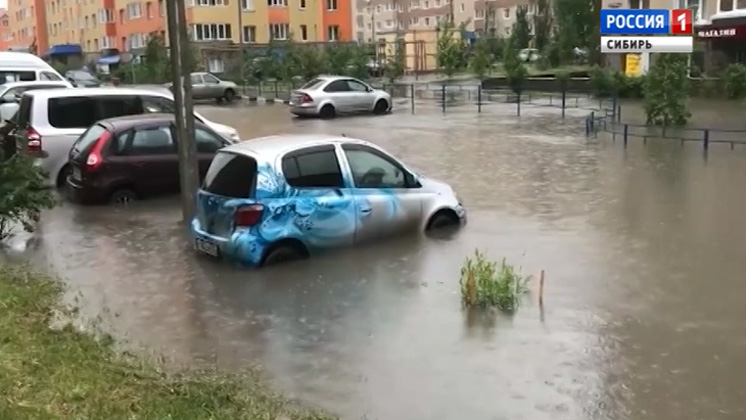 В Омске устраняют последствия сильнейшего ливня с градом
