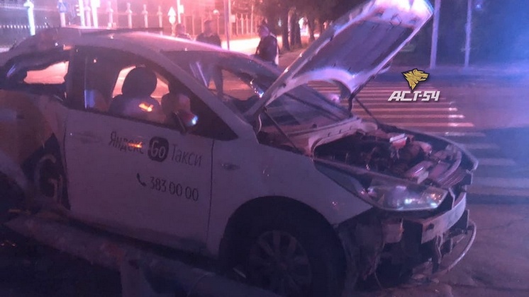 В Новосибирске 16-летняя пассажирка такси погибла в массовом ДТП