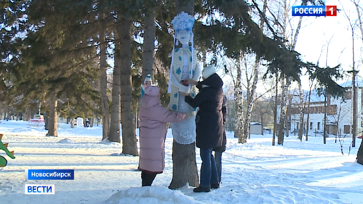 В Новосибирске мастерицы вяжут шарфы и платки для деревьев в парках и скверах