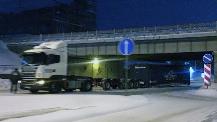 Контейнеровоз попал в ловушку под путепроводом в центре Новосибирска