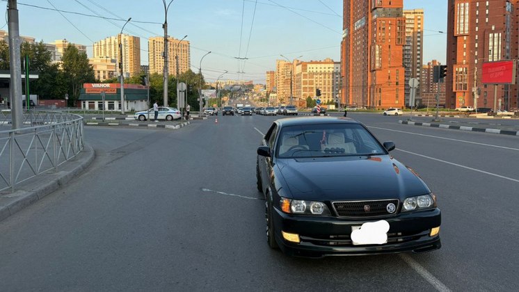 В Новосибирске 17-летний юноша на питбайке въехал в машину и попал в больницу