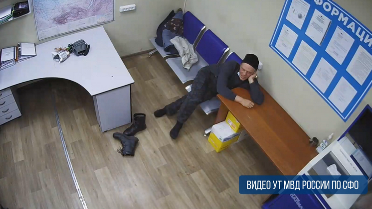В новосибирском аэропорту пьяный мужчина бросался на полицейских