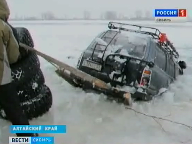 Барнаульские джиперы чудом уцелели после попытки переправиться по тонкому льду