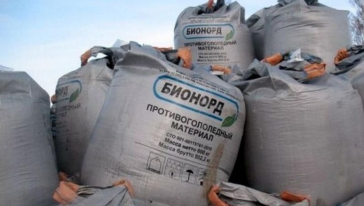 «Кожу разъедает»: жительницу Новосибирска коммунальщики обрызгали химическим реагентом 