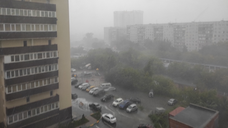 В Новосибирске прошел сильный ливень с градом и шквалистым ветром
