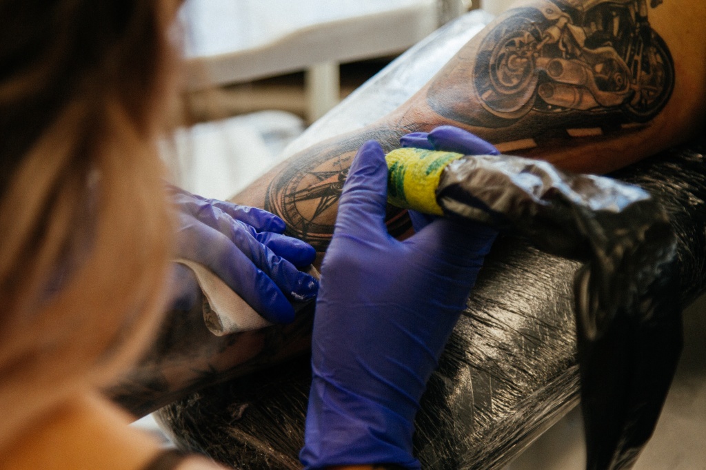 Многие думают, что тату-мастер может набить любое изображение, однако каждый тату-мастер имеет специализацию на каком-то определенном стиле, поэтому, когда клиенты просят Екатерину сделать надпись, ей приходится объяснять: она сделает это хуже, чем другой мастер.