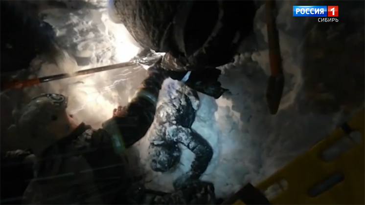 Сибирячка 10 часов провела под снегом при попытке почистить крышу